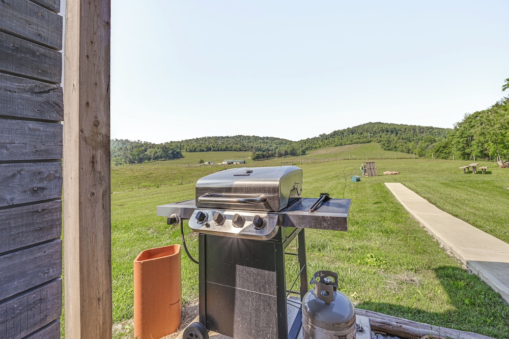 Near Dtwn Somerset: Tranquil Getaway w/ Fire Pit