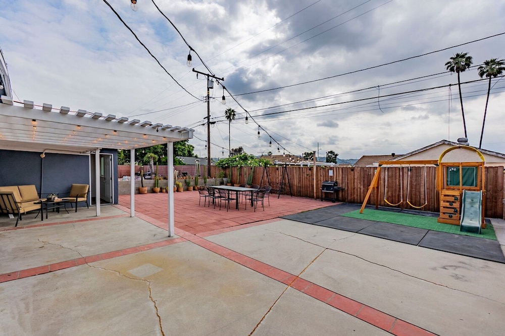 Cozy Family Retreat Game Room Backyard in Hacienda