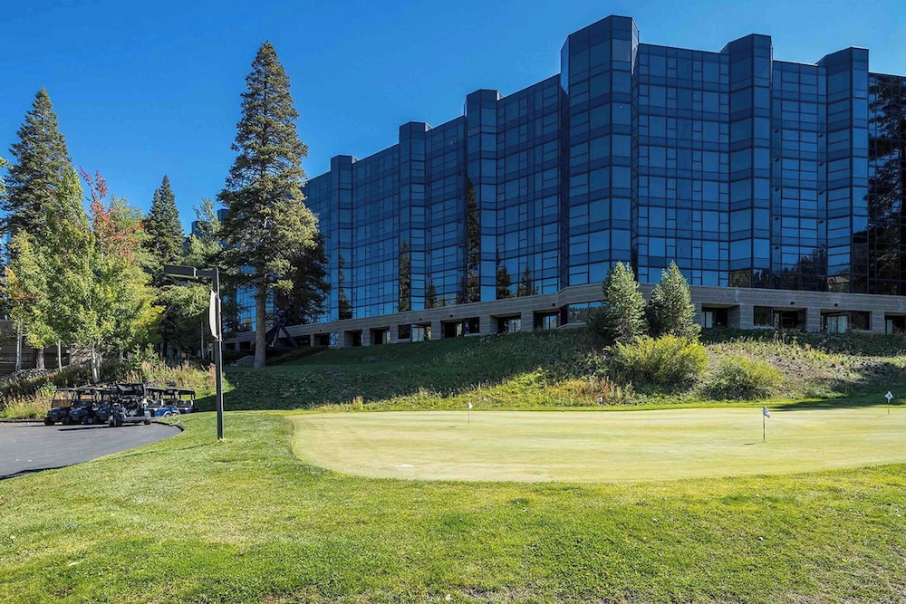 1BR Condo w/ Access to Resort Pools, Spa & Gym