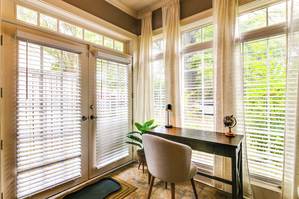 2 Mi to Memphis Zoo: Charming Home w/ Private Yard