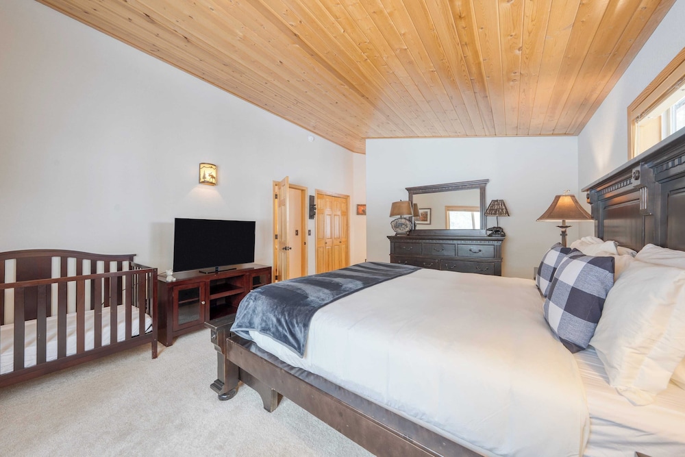 Cabin Retreat w/ Hot Tub & Fireplace - Near Northstar and Downtown Truckee