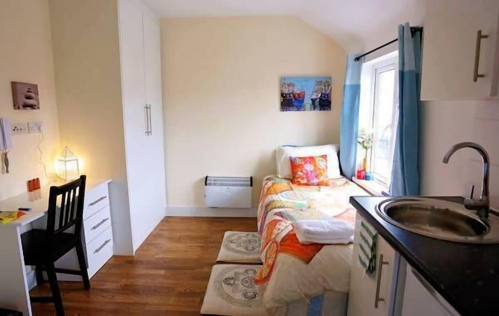 West Drayton Vacations - Sitara House - Property Image 14