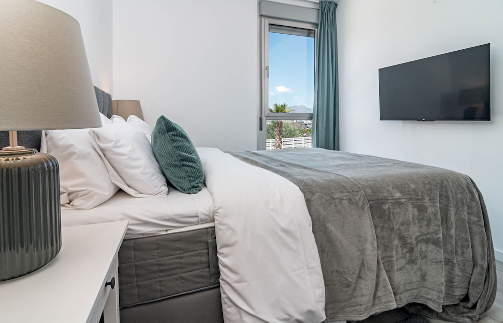OV2 1B - Bright and Modern 3 Bedroom Apartment