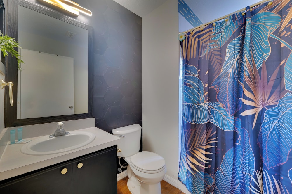 5 Mi to Wdw: Resort-style Condo w/ Pool Access