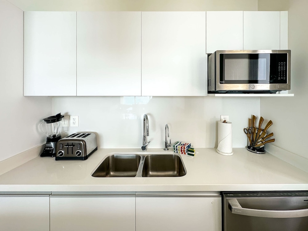 Paradise Found Luxe 2BR Condo in Iconic Location