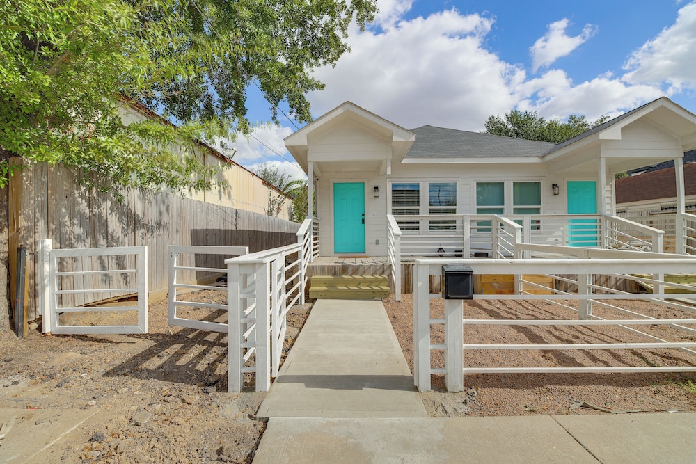 Light Rail Access & Skyline View! Modern HTX Home