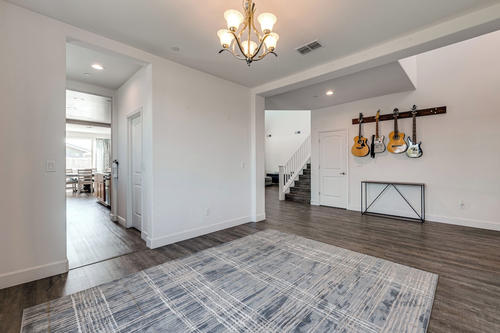 1 Mi to Golf! Spacious & Modern Home in Dinuba