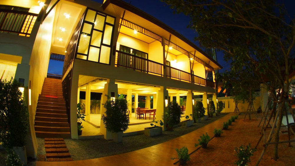 Hotel Lotusland Resort - Image 1