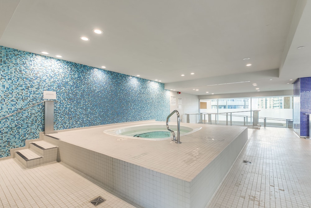 Hotel Rooms in the Heart of DT - Image 1