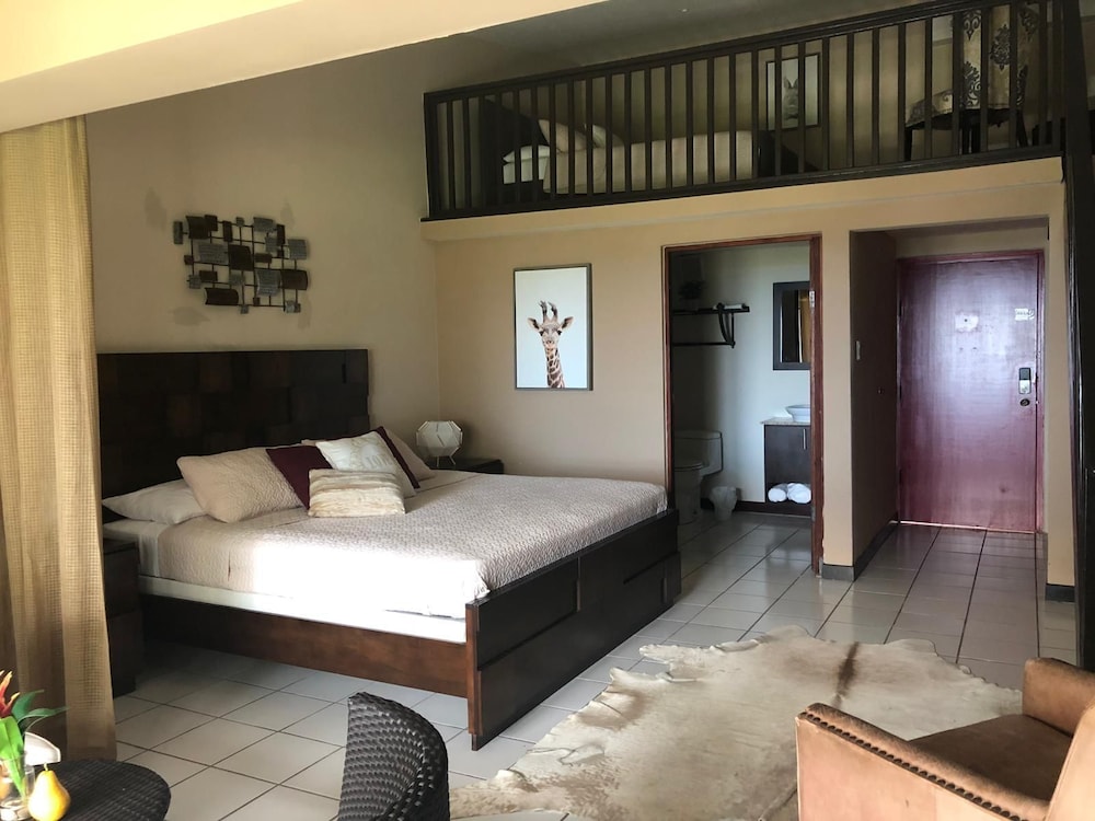 Mountain and Ocean View Lodge - Property Image 2