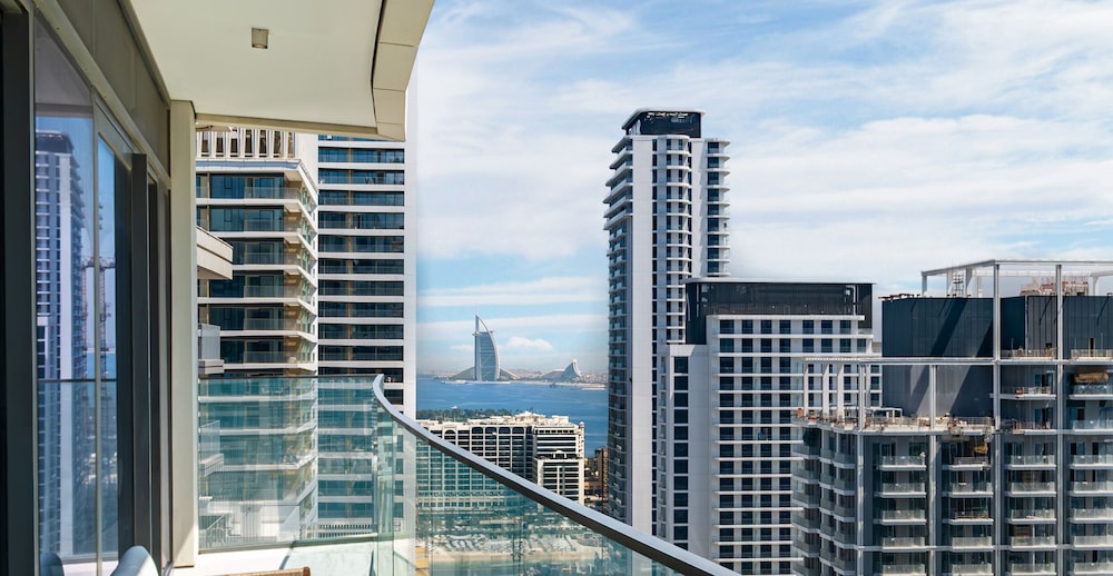 LUX The Beach Vista Dubai Eye View Suite