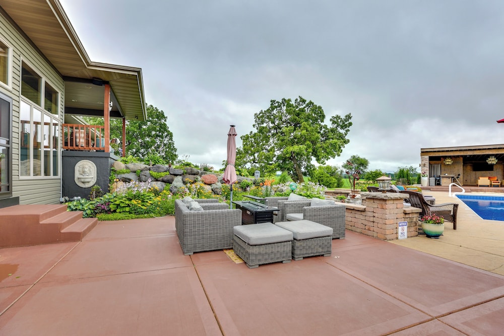 Outdoor Oasis: Luxe Flat in Mt Horeb!