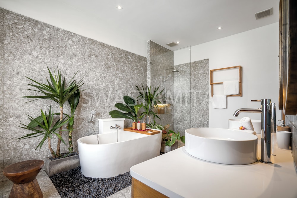 Luxury 5BR Villa, 200m to Brawah's Beach Bliss