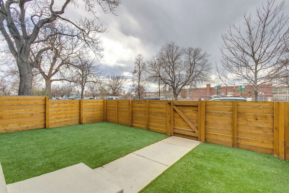 1 Mi to Dtwn Denver: Sleek Duplex w/ Rooftop Deck!