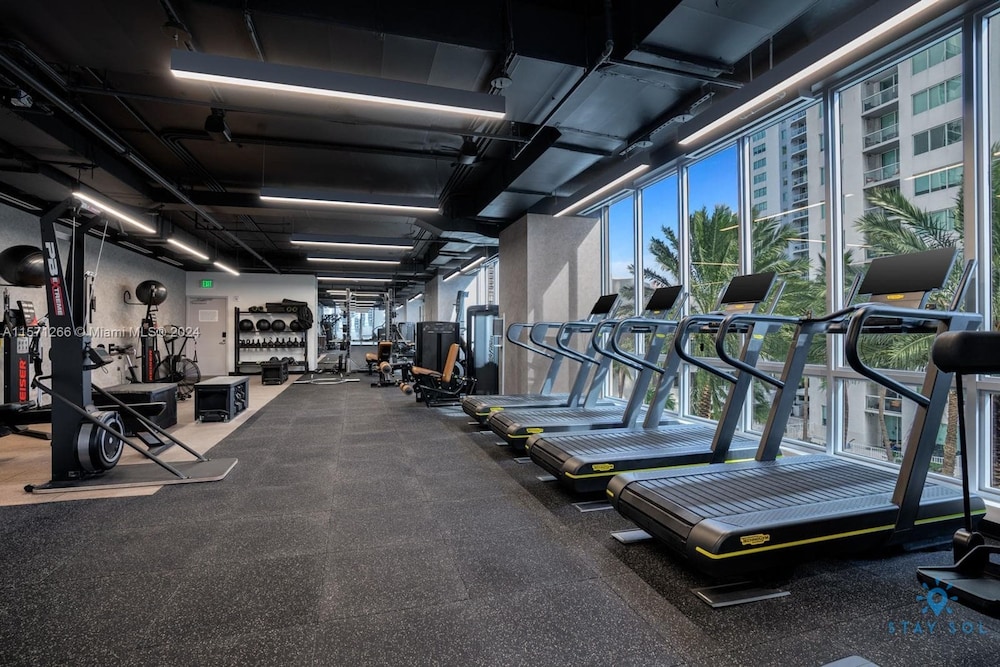 Beautiful Modern Apartment 1 BR Amazing Pool Gym