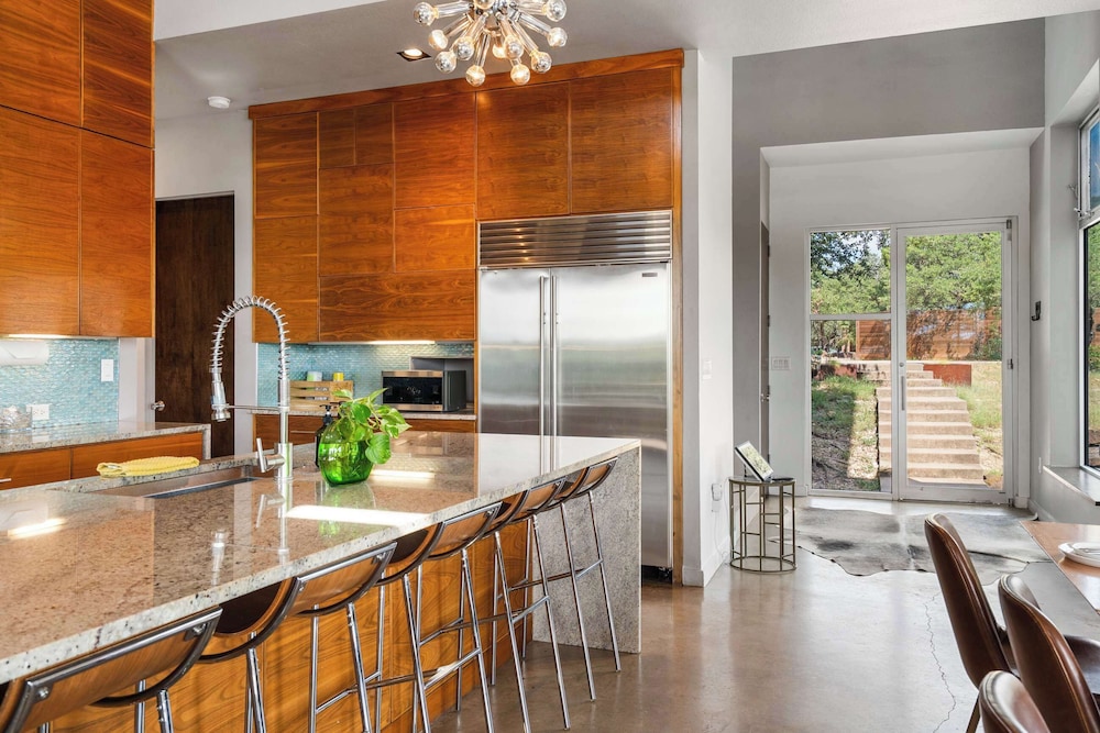 Luxury 4BR Hilltop Retreat Hot Tub & Scenic Views