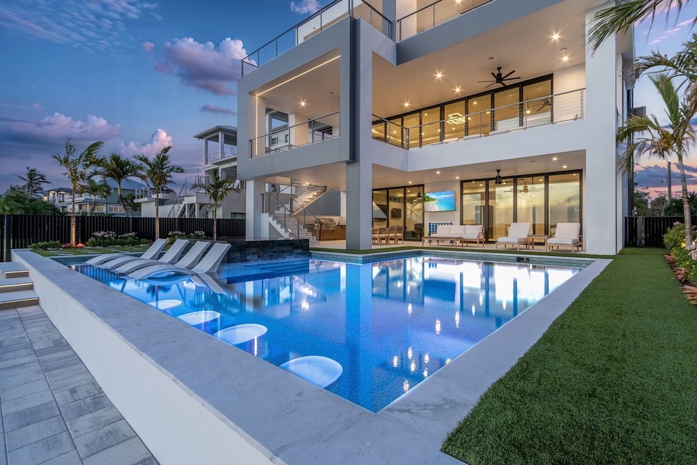 793 Shoreline Estate: 6bd/6br, Luxurious Pool Home On The Water! 6 Bedroom Home