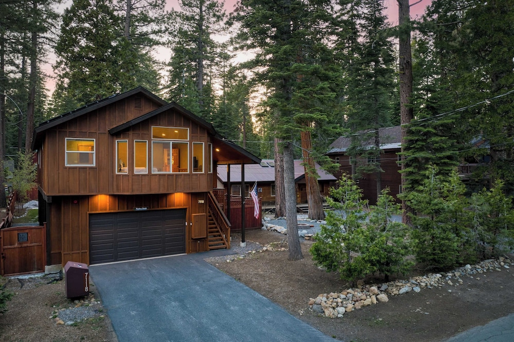 Washoe Chalet by Avantstay Game Room, Hot Tub, Putting Green & Fire Pit