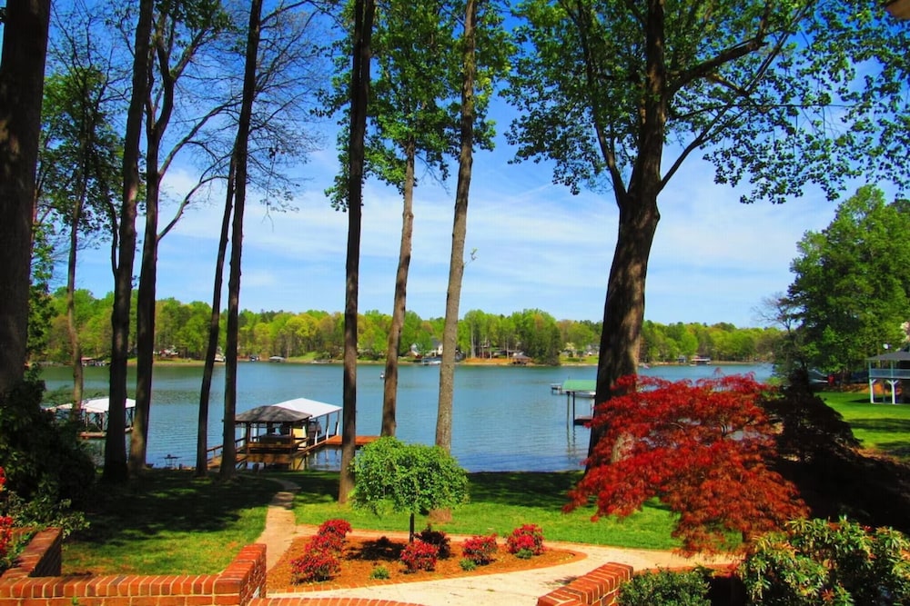 Lucky s Lake House by Avantstay Private Lake Bar