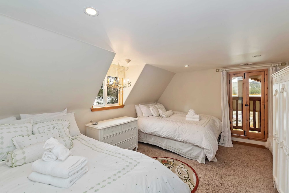 2 Lakefront Homes by Avantstay Sleeps 23, Private Dock+beach, Hot Tub, Fire Pit, Deck Views