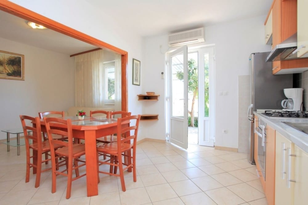 Jakica - Family Apartment With Garden Terrace - A1 Mate view 5