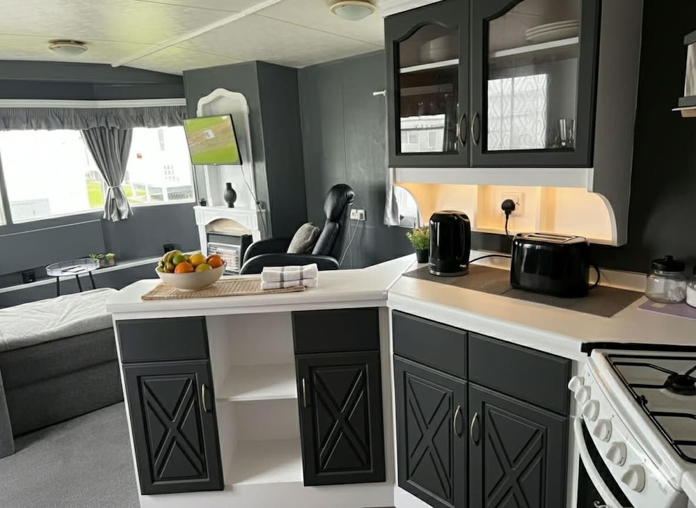Cosy 3-bedroom Caravan With Decking