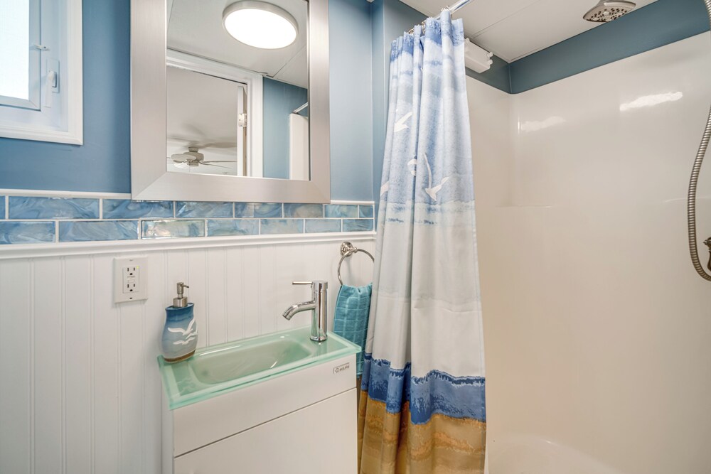 Half-block to Beach & Conventions: Wildwood Studio