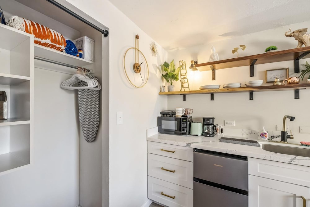 Bright Cozy Condo Unit With Balcony