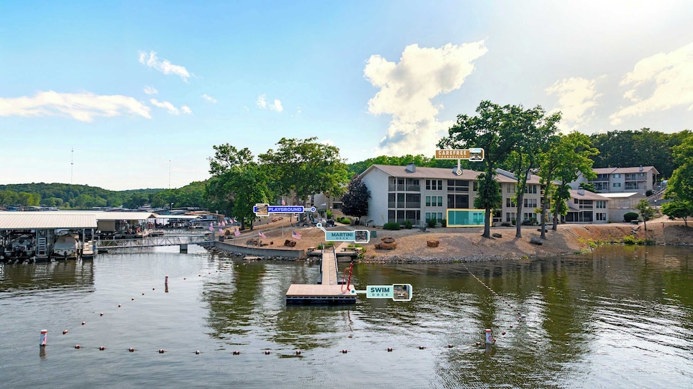 Carefree Tranquility at the Lake Waterfront Stay for 4 With Resort Amenities
