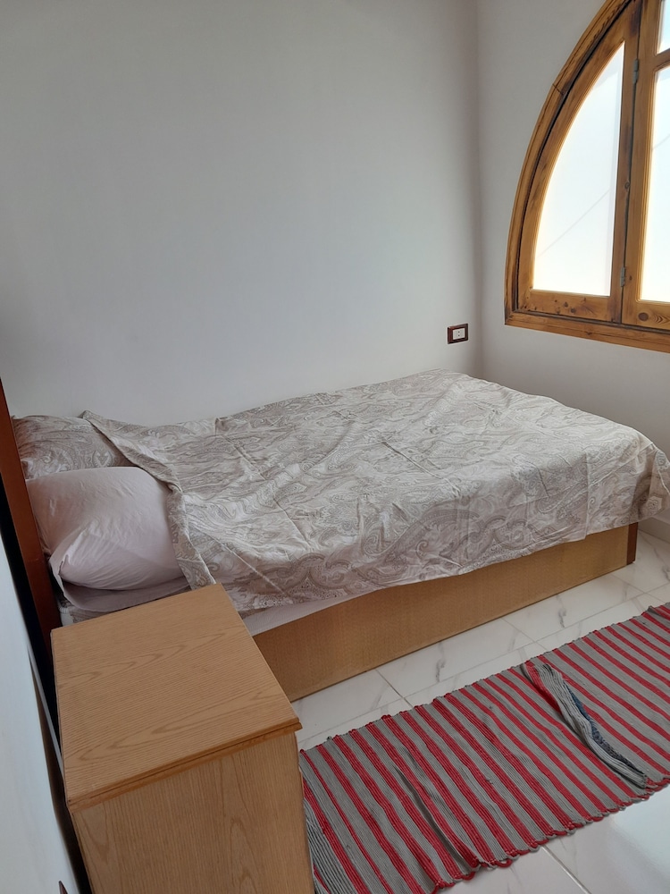 3-bed Sleeps 6 With Sea View & Free Parking view 4