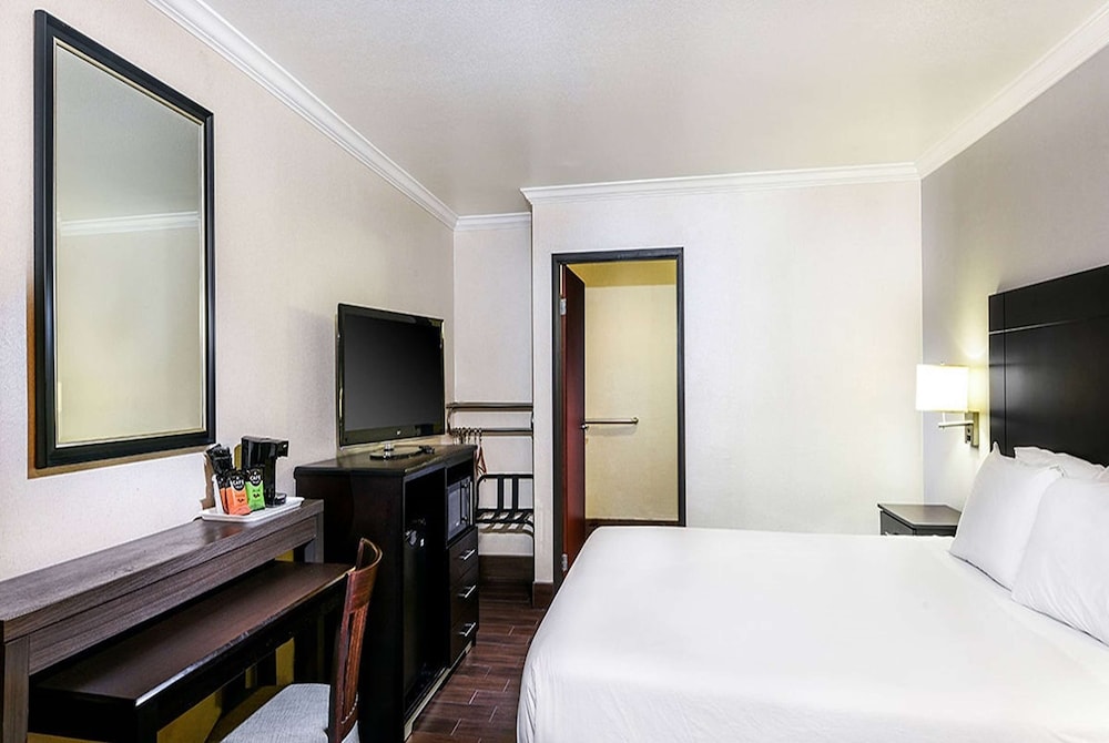 Travelodge by Wyndham Commerce Los Angeles Area