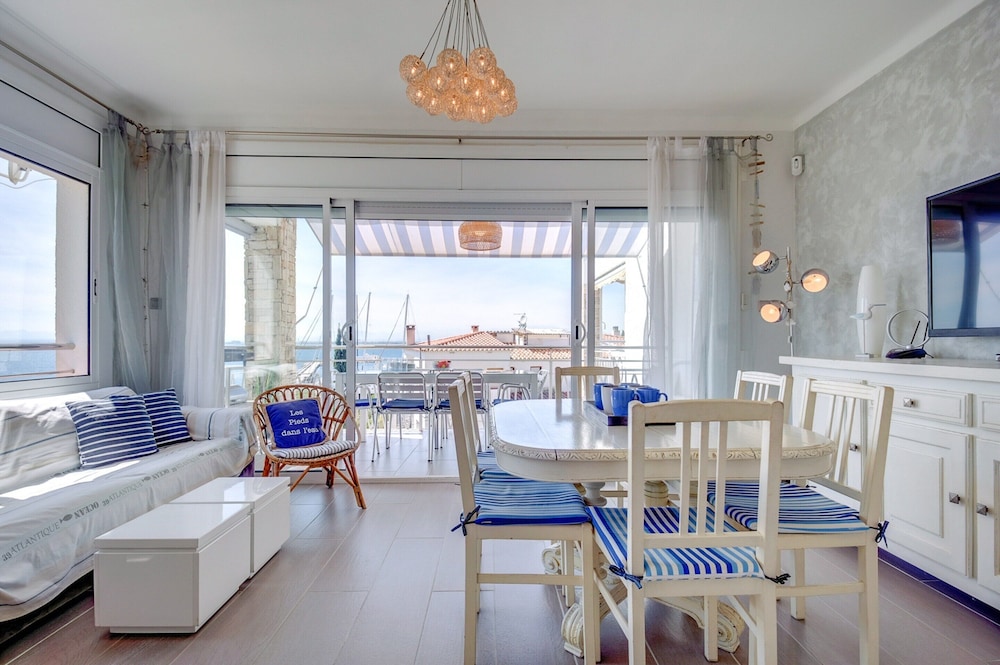 Apartment in Roses Near Platja Dels Palangrers