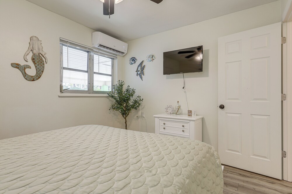 Walk to Shops & Dining: Downtown Stuart Home!