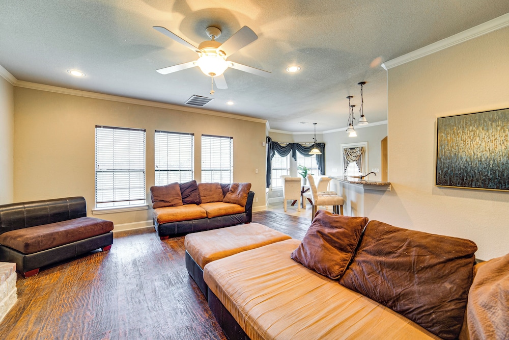 Spacious Texas Retreat w/ Community Pool