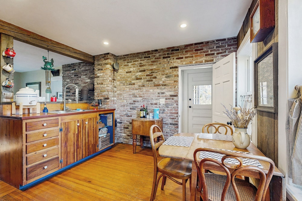4BR House w/ Kitchen, Jetted Tub, Wifi + gas Grill