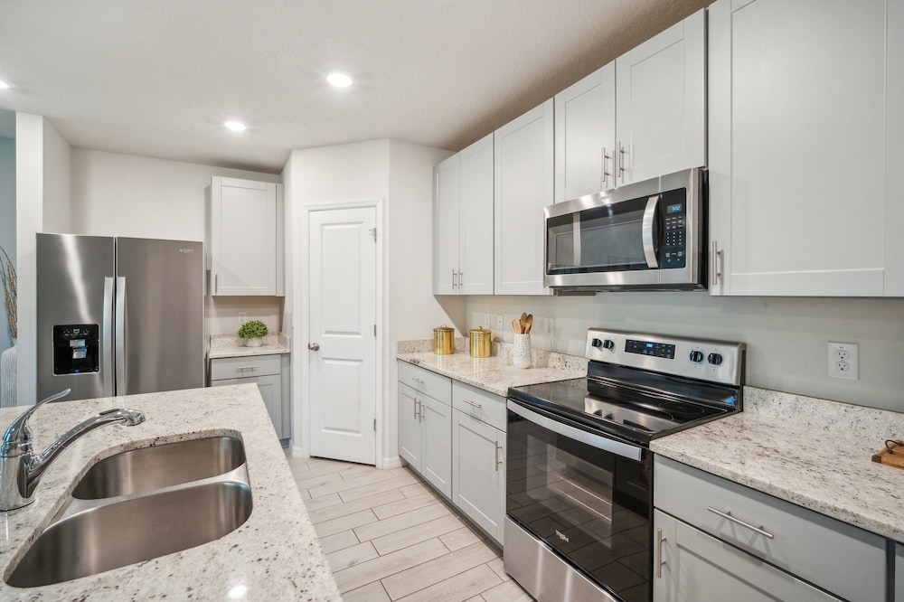 Relaxing Pet-friendly Spring Hill Escape 4 Bedroom Home