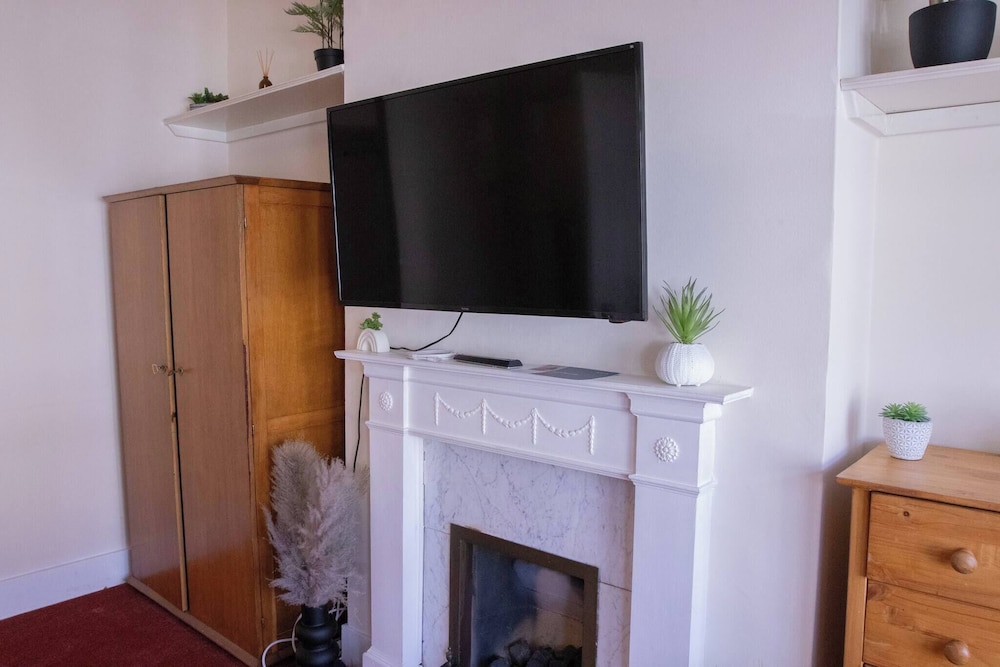 Cozy Fulham Retreat With Private Entrance & Hot Tub