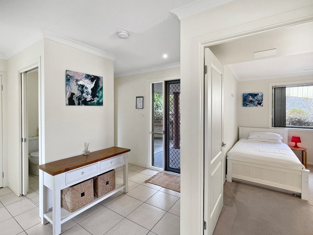 Beachside Retreat With Garage Parking
