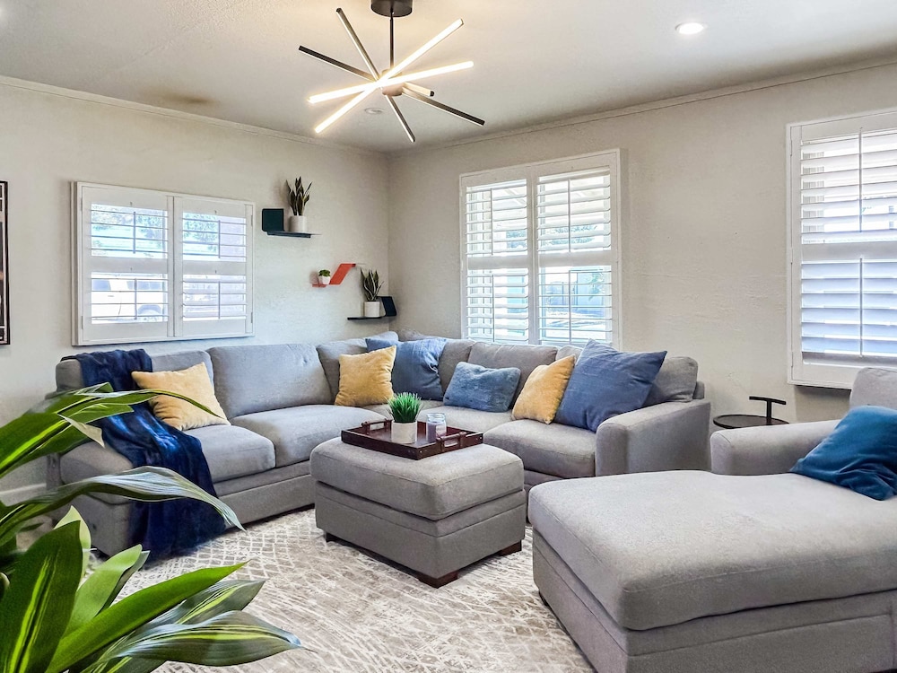 Phoenix 4 BDR Home With Outdoor Entertainment