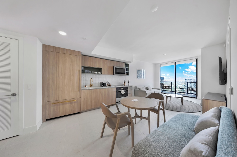 Skyline Retreat Chic 1-BR with City View