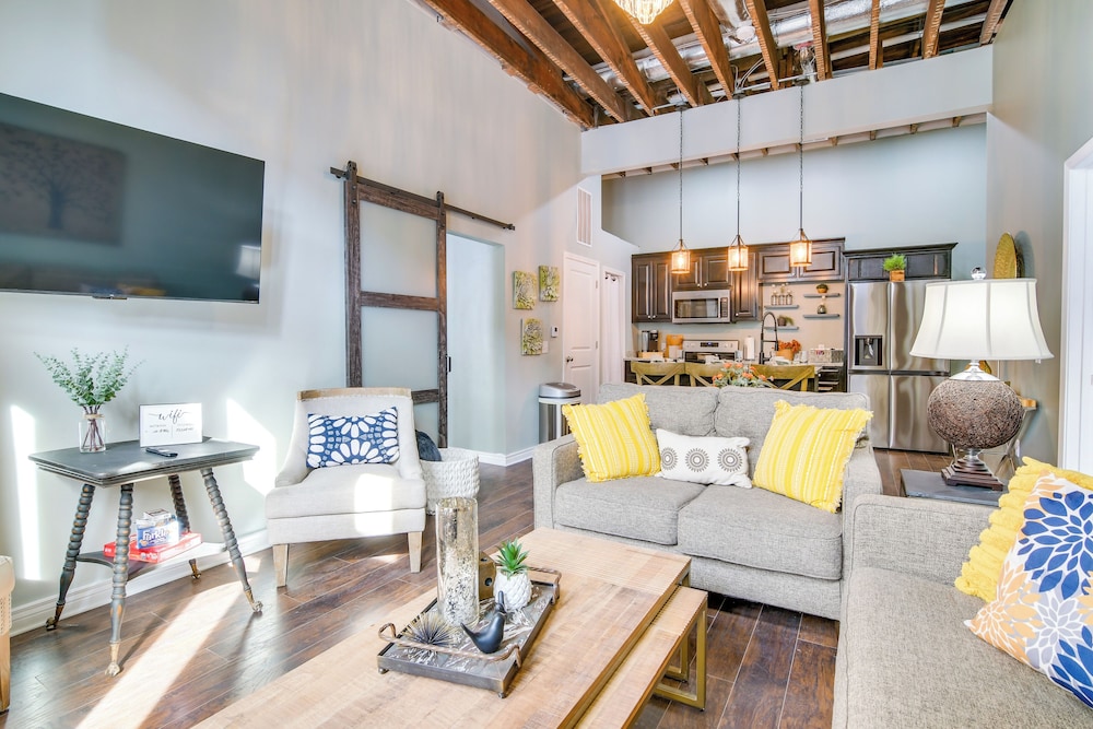 Dtwn Loft in the Heart of Monett: Pets Welcome!