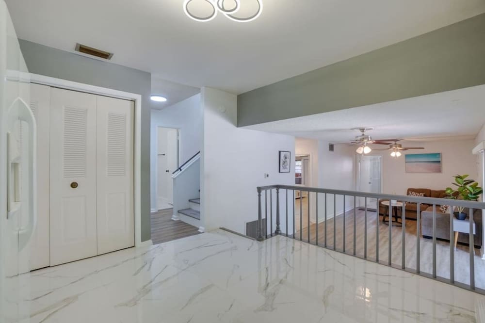 Pool Spacious Central Home 7mile to Beach