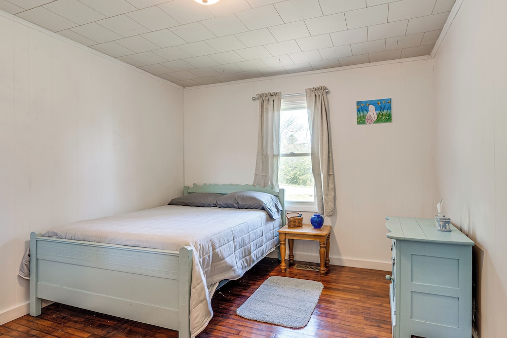 5 Mi to Chatuge Lake: Hayesville Hideaway!