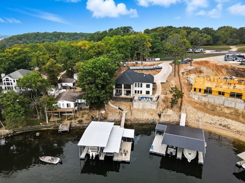 Huge Private Dock w/ 2 Slips + 2pwc, Beautiful Views, Lakeside Hot Tub, Pool & Pickleball