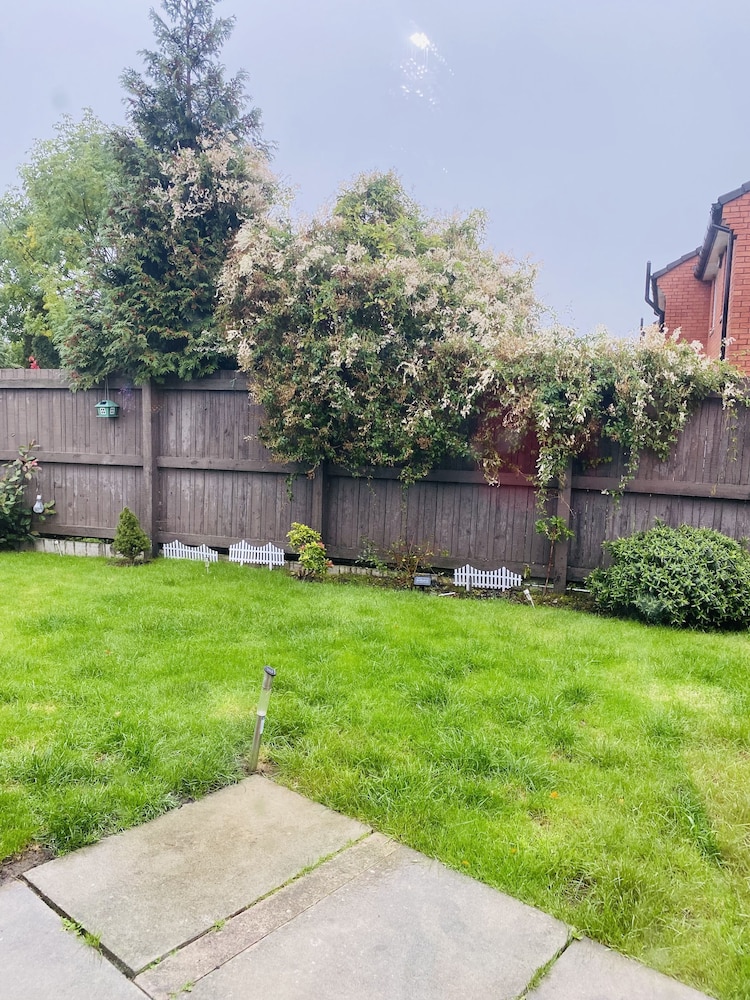 Beautiful House Minutes Away From Liverpool Airport With Huge Garden view 3