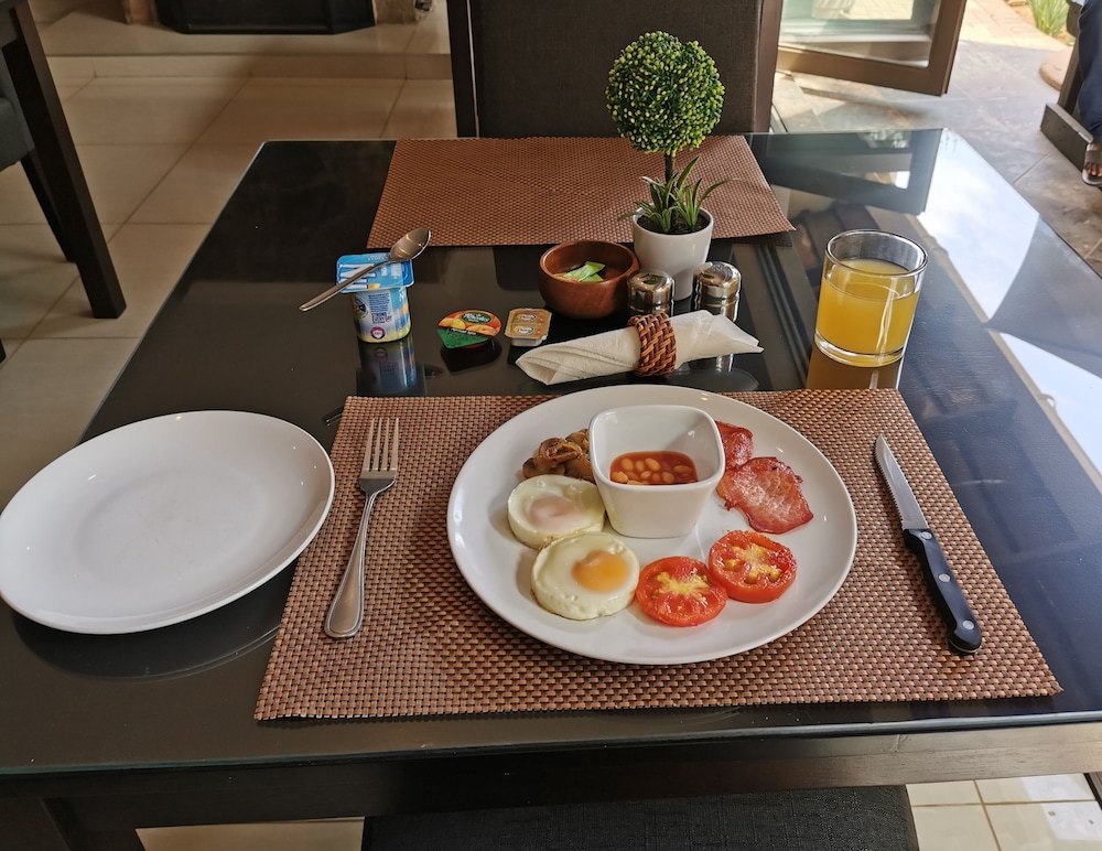 Aerotropolis Guest Lodge