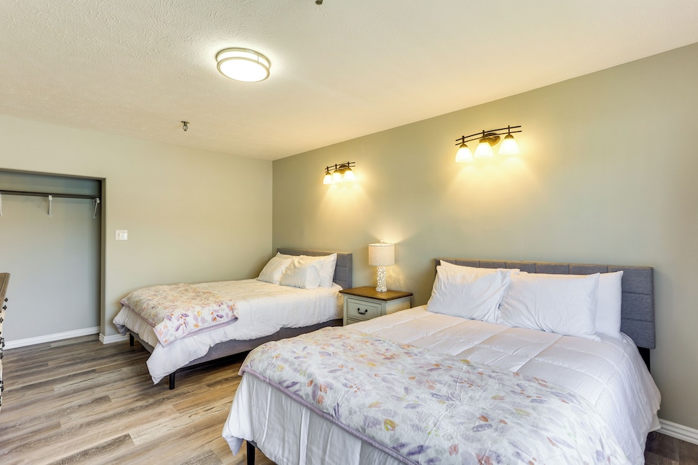 Walk to Oakland City University: Modern Apartment!