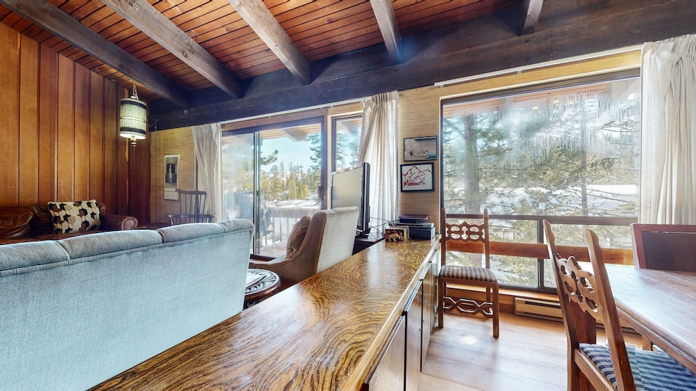 Mammoth West 124 Spacious Condo great for large group, Walk to Canyon by RedAwning