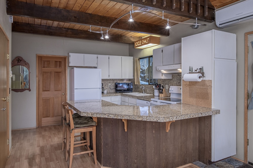 Icicle Chalet 1 Bedroom Cabin