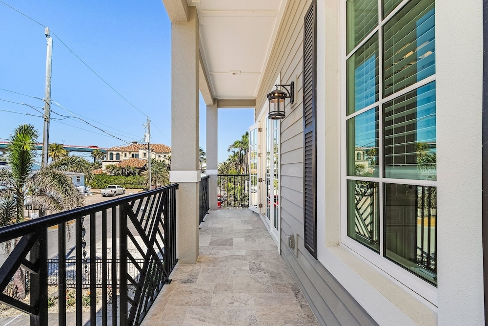 260 Coastal Luxe Retreat: 5bd/4.5ba, Pool & Spa, Water Views 5 Bedroom Home